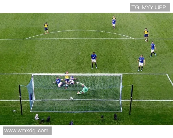 足球三件套解析:明星球员必备装备与球场表现的完美结合